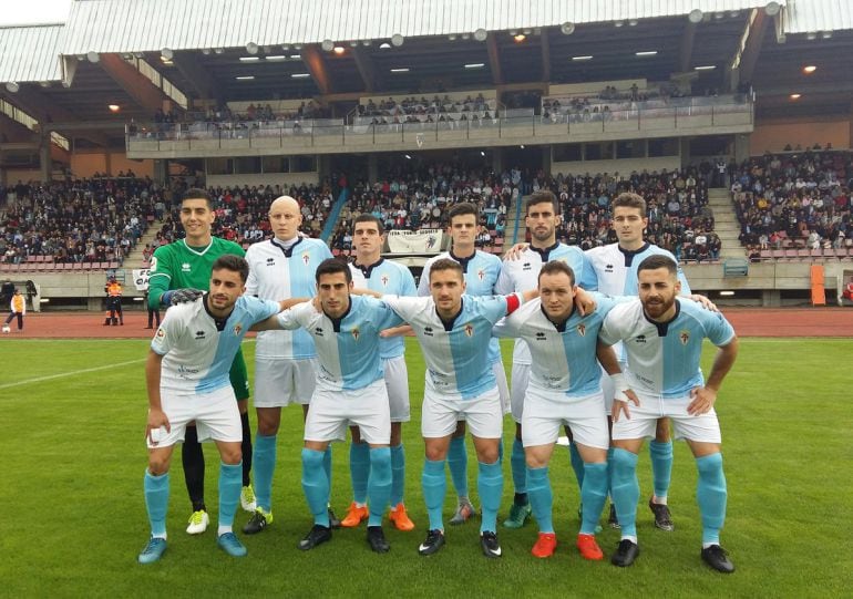 Formación del equipo en un partido reciente.