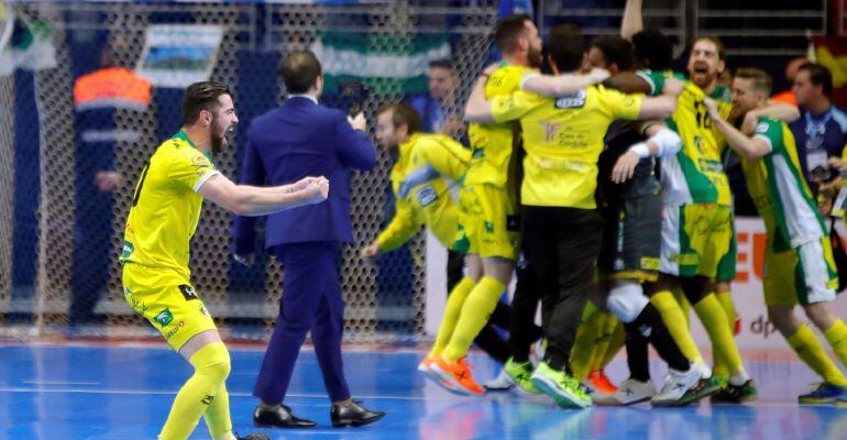 Los jugadores del Ja&eacute;n Para&iacute;so Interior celebran la Copa de Espa&ntilde;a.