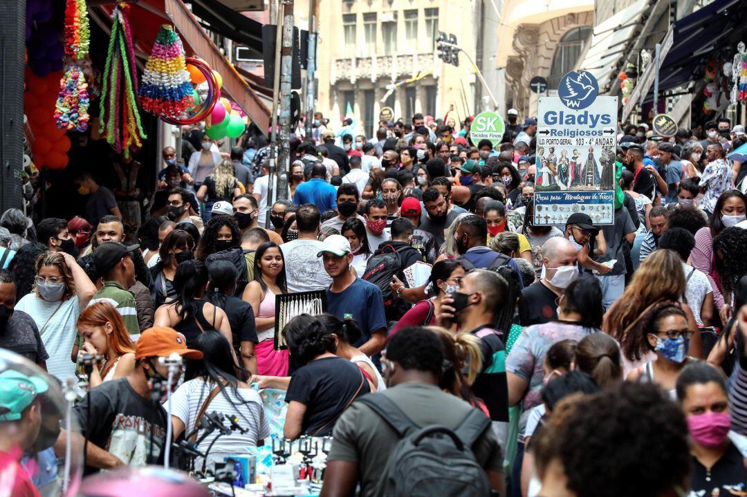 Transeúntes caminan por una vía comercial este sábado, en el centro de Sao Paulo (Brasil)