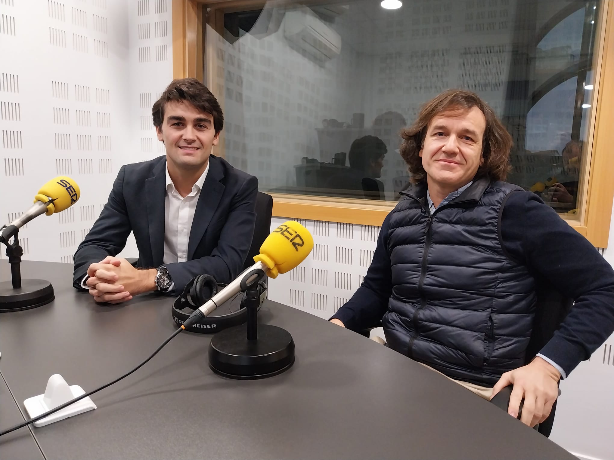 Alberto García Casas (d), responsable de Smart Cities de Iberdrola, y Álvaro García, del departamento de Comunidades Solares de Iberdrola, en los estudios de SER Madrid Sur