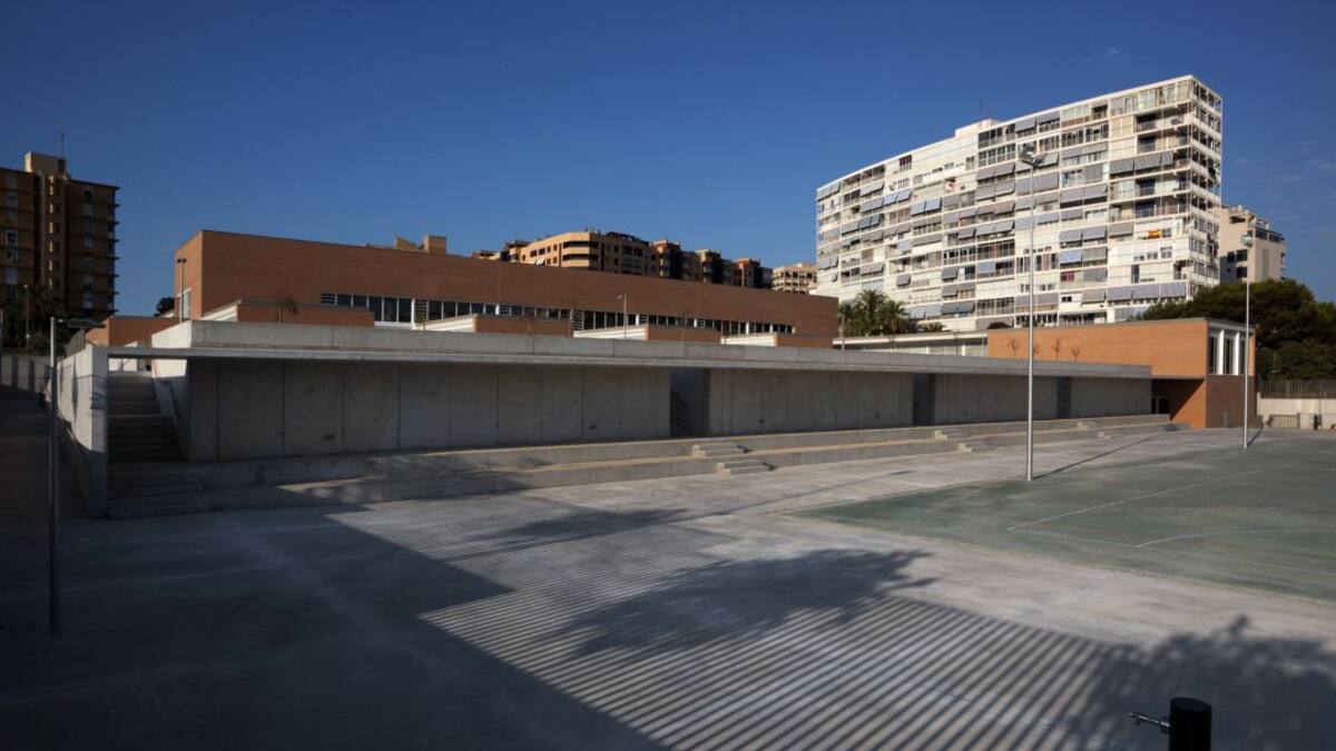 Piden 15 años de inhabilitación a una directora y una maestra por una circular en valenciano