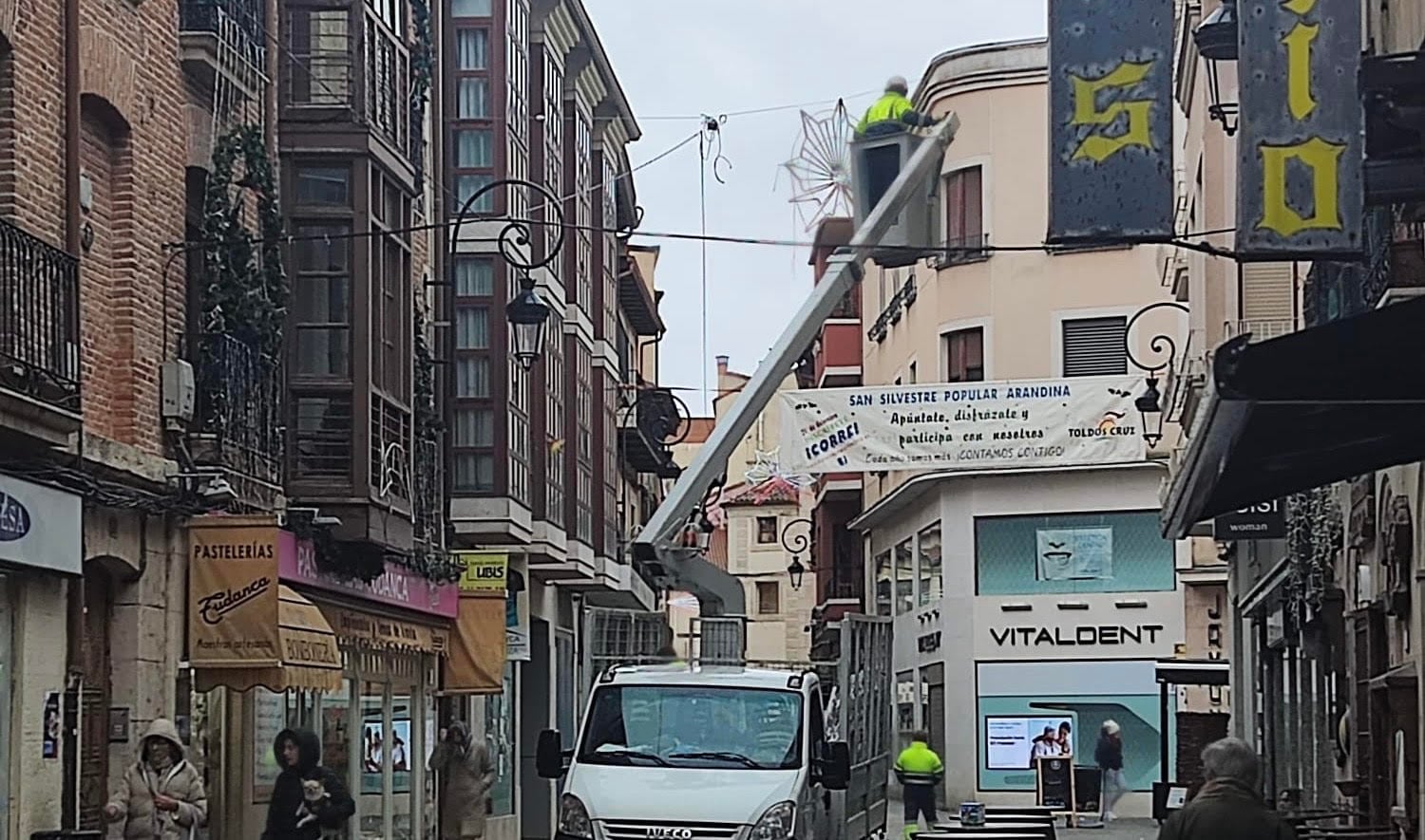 Los operarios colocaban las luces de la calle Isilla a las 14.30 horas