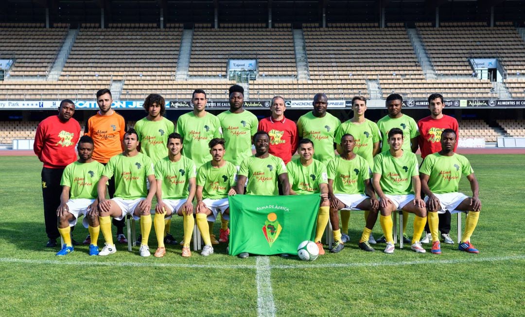 La plantilla de Alma de África en una foto oficial en Chapín. 