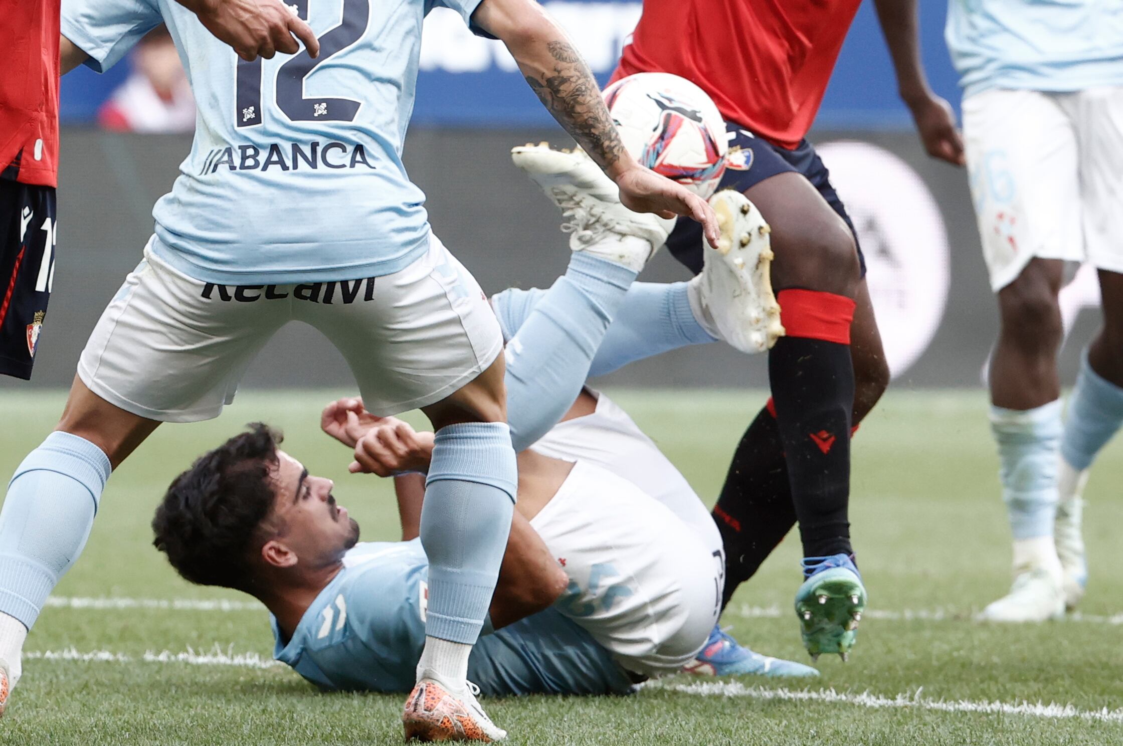 PAMPLONA , 01/09/2024.- El centrocampista del Celta Damián Rodríguez en el partido de LaLiga entre Osasuna y Celta, este domingo en el estadio de El Sadar. EFE/ Jesús Diges
