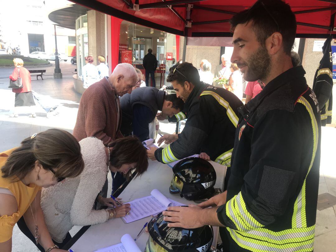 Los ciudadanos responden a la petición de los bomberos con sus firmas