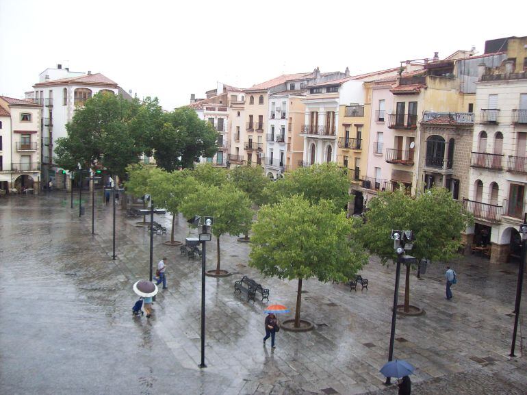 Paraguas y prisas en una jornada de lluvia en la ciudad de Plasencia