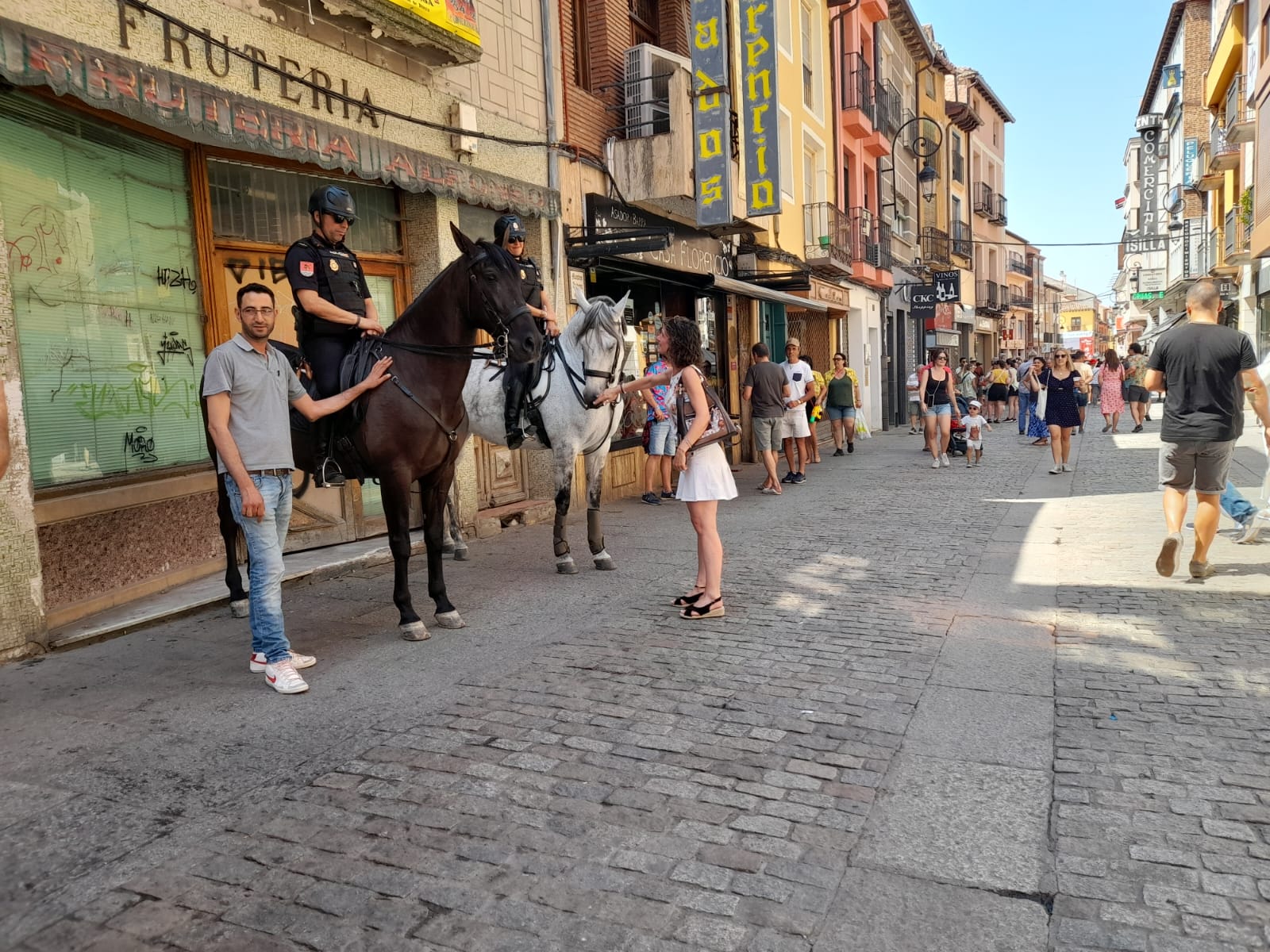 La Policía Nacional a caballo en el casco urbano llama la atención del público