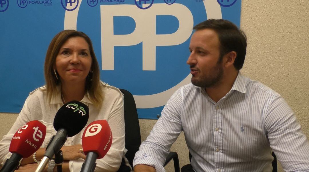 Mercedes Alonso junto a Pablo Ruz, presidente del PP de Elche