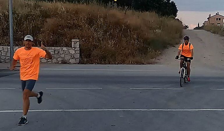 Los atletas irán siempre acompañados de un ciclista de apoyo, como ya hicieron en el simulacro que les llevó hasta Segovia.