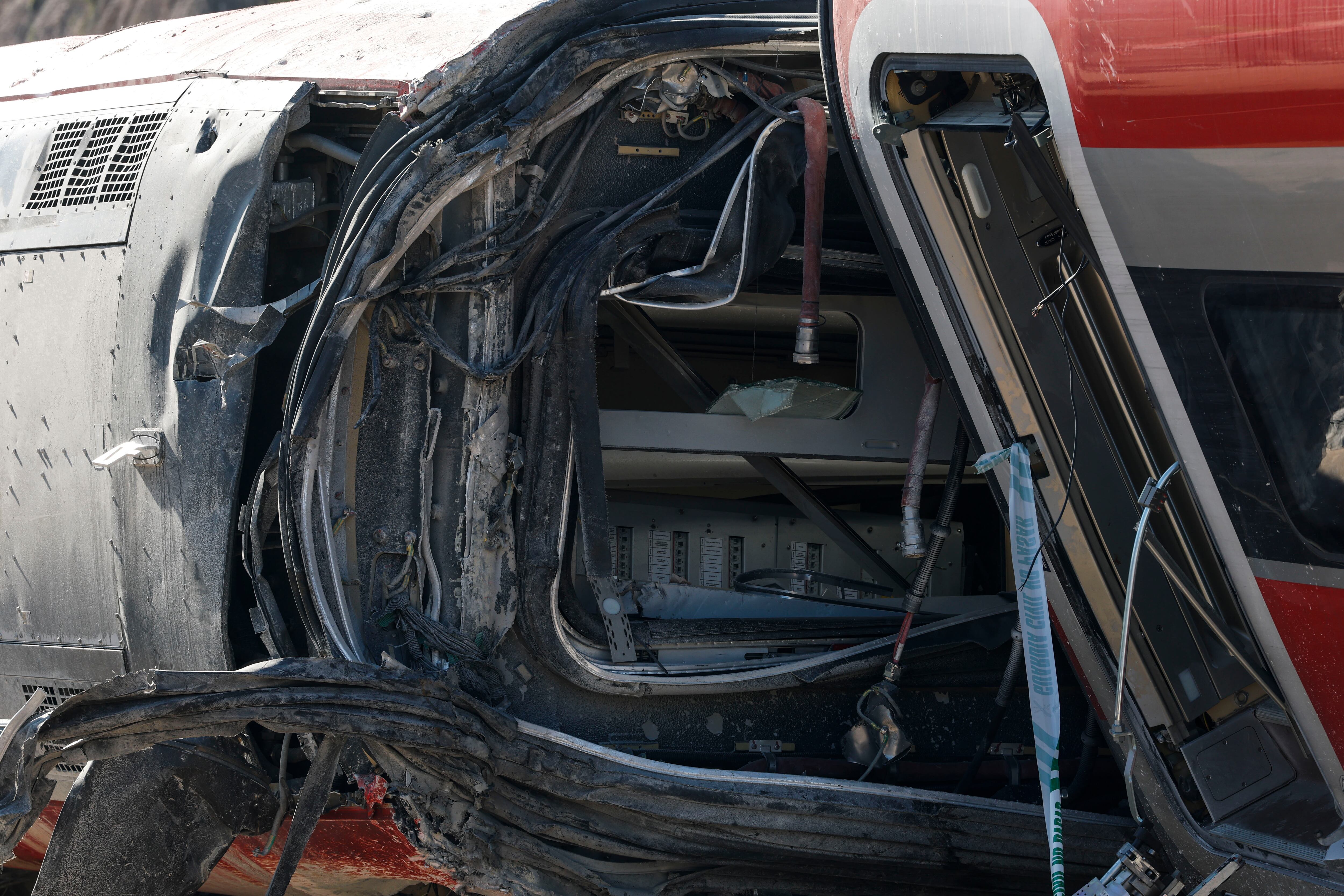 Vista del estado de los vagones siniestrados del accidente ferroviario en Adamuz (Córdoba) del pasado domingo que ha dejado al menos hasta este martes 41 víctimas mortales.