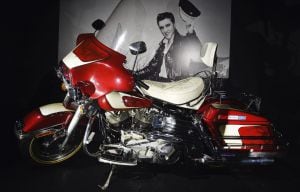 La Harley Davidson de Elvis Presleyse muestra en la exposición