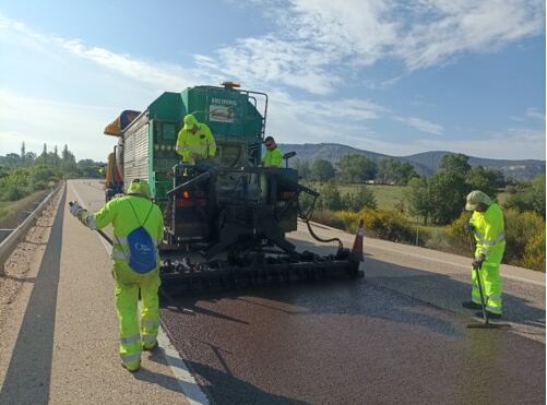 Labores de asfaltado en una carretera de Burgos