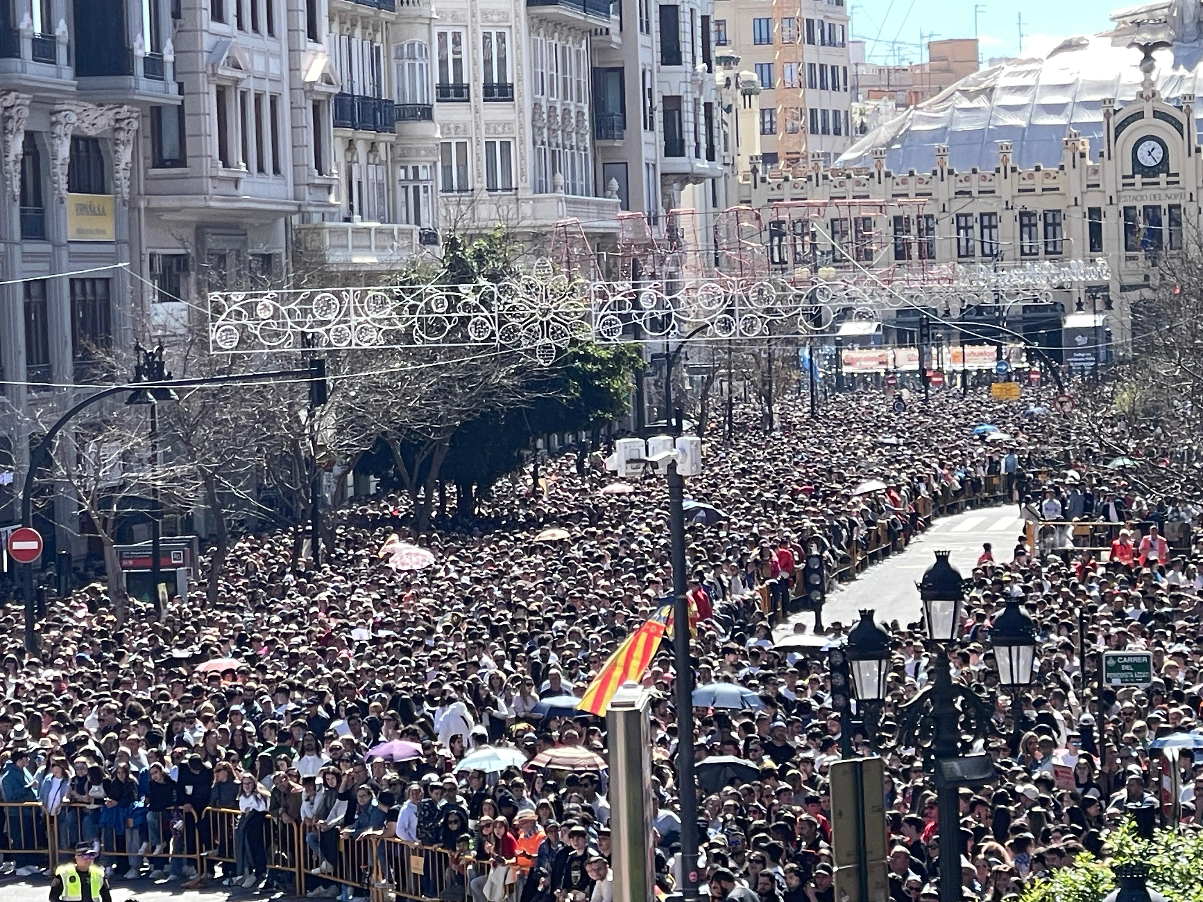 Ambiente en Fallas, durante una mascletà.