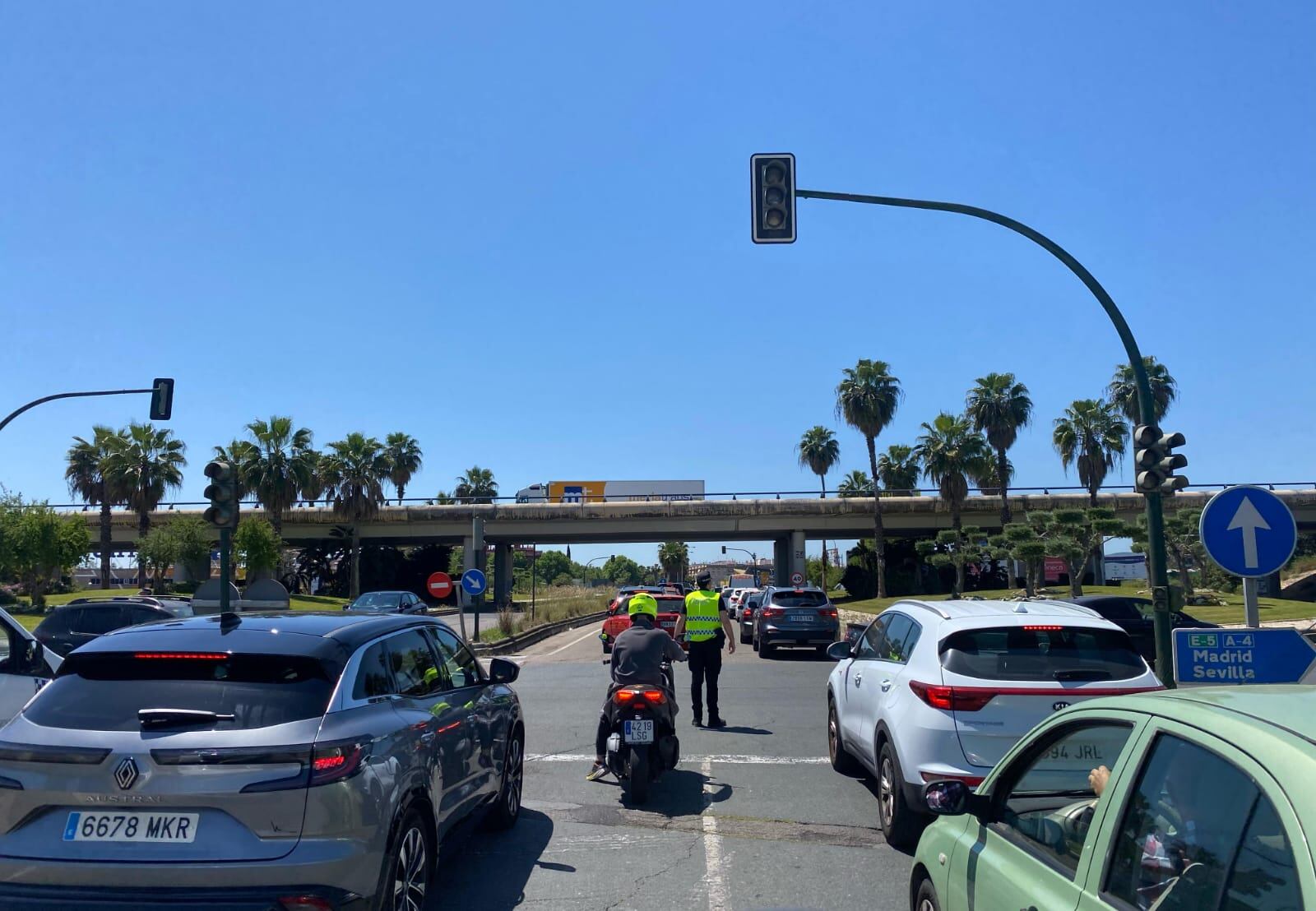 La Policía Local regula el tráfico con los semáforos apagados