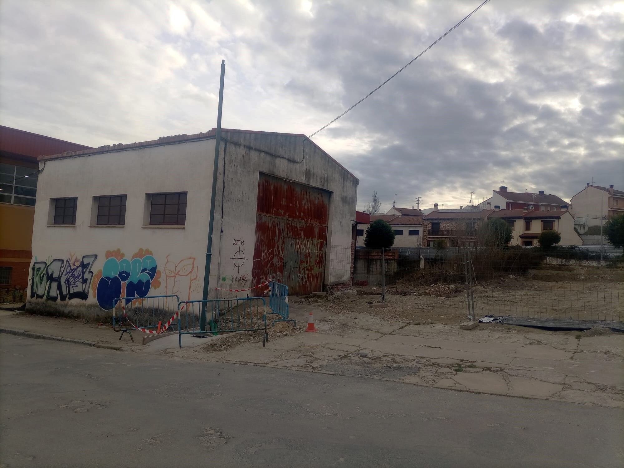 Nave del antiguo matadero pendiente de derribo en Cuéllar