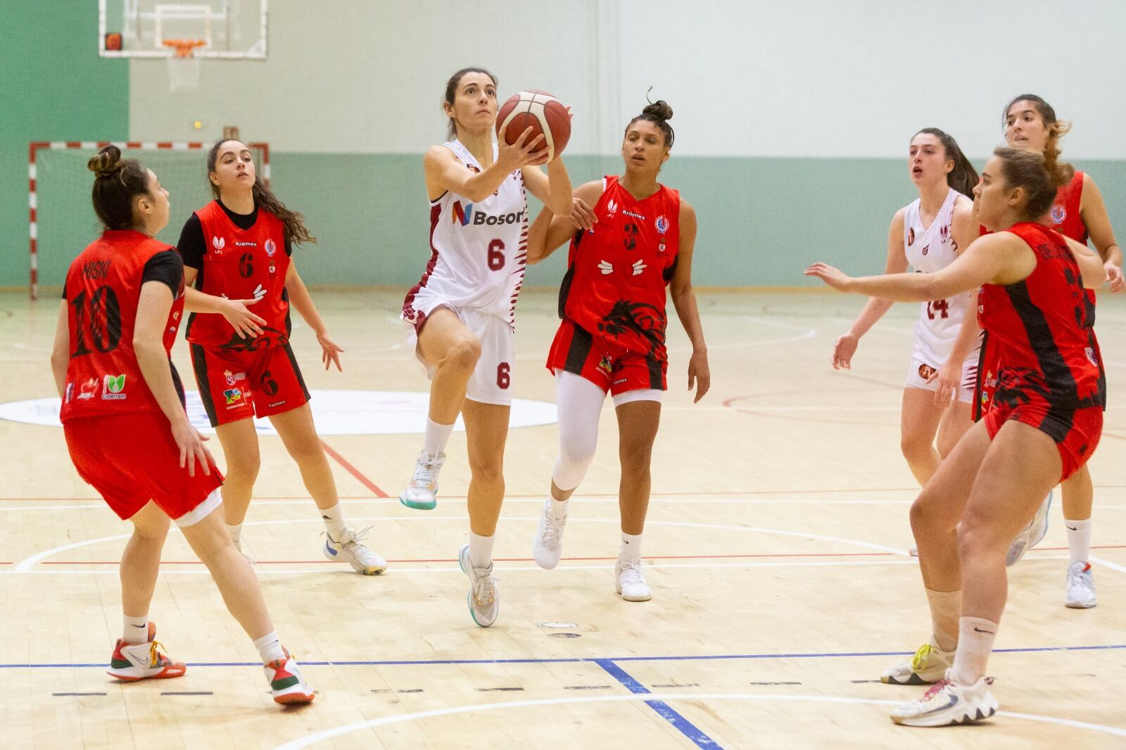 Marina Castrillo trata de anotar en el partido del Bosonit Unibasket frente al BF León / Bosonit Unibasket