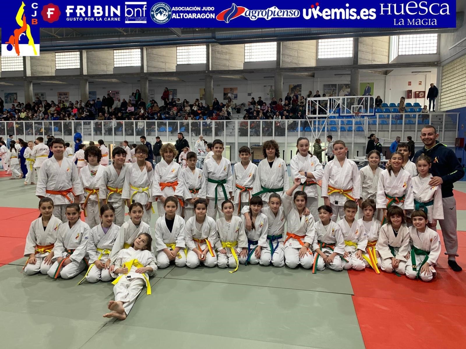 Foto de familia de los judocas alevines y benjamines. Foto: CJ Binéfar