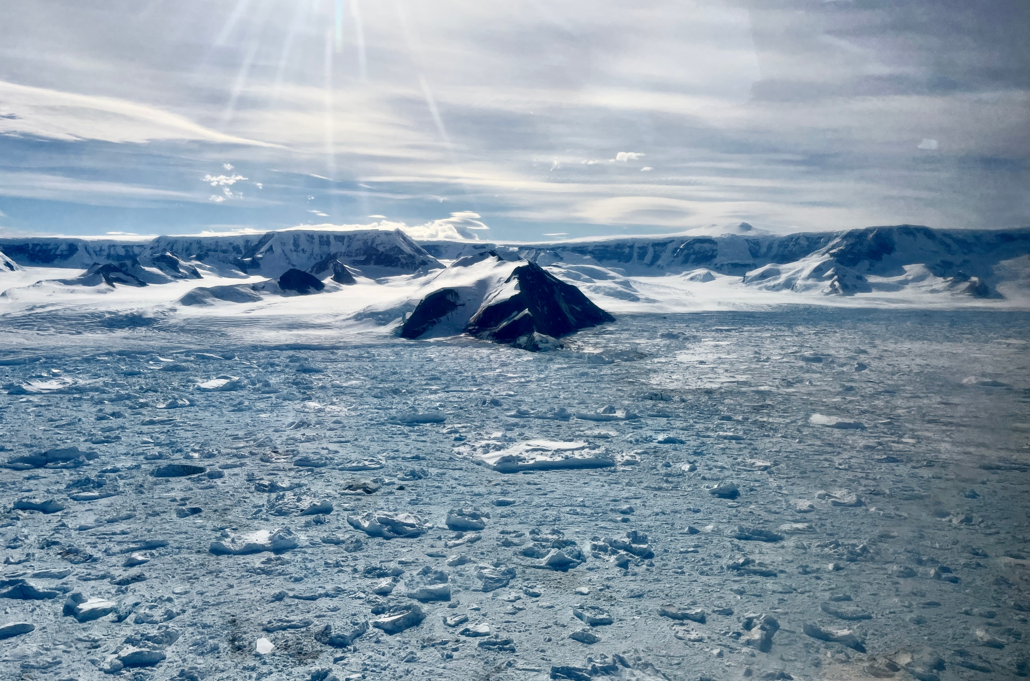 El glaciar Hektoria en febrero de 2024 durante el trabajo de campo en la bahía Larsen B. Crédito: Naomi Ochwat