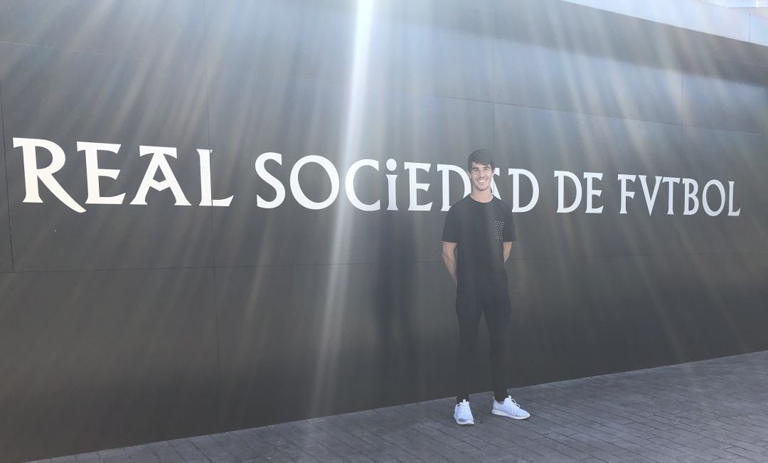 Aritz Elustondo posa en las instalaciones de Zubieta después de atender a la Cadena SER