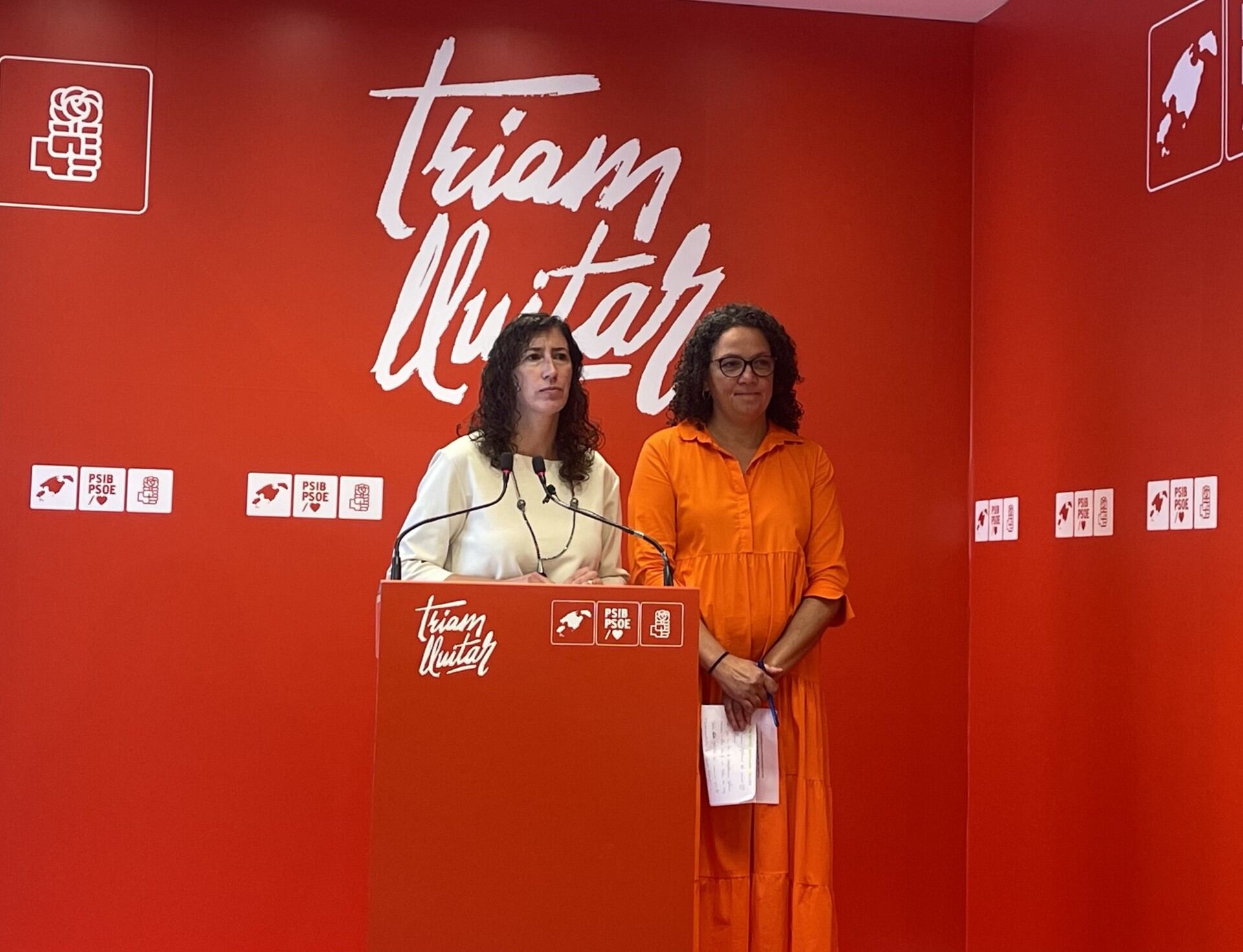 Amanda Fernàndez, secretaria general de la Federación socialista de Mallorca y Catalina Cladera, portavoz del grupo socialista en el Consell de Mallorca