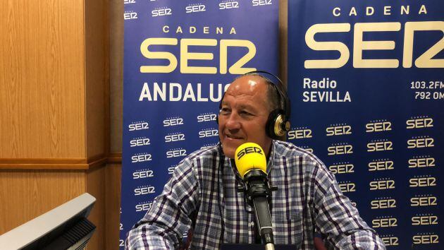 El capataz Antonio Santiago en los estudios de Radio Sevilla