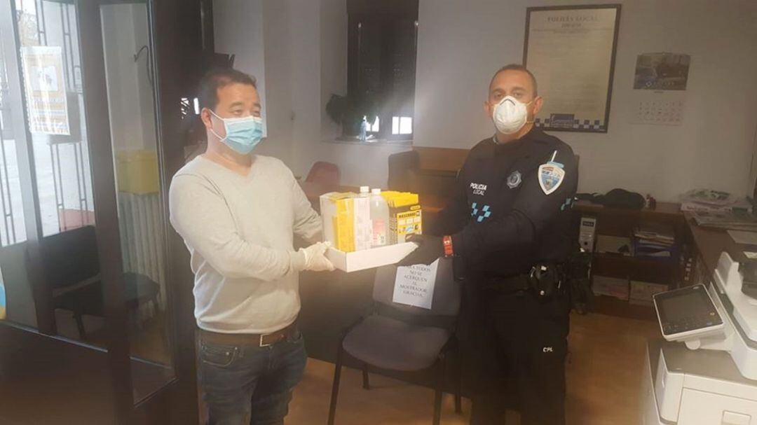 Donación de artículos en Pedro Muñoz a la policía municipal