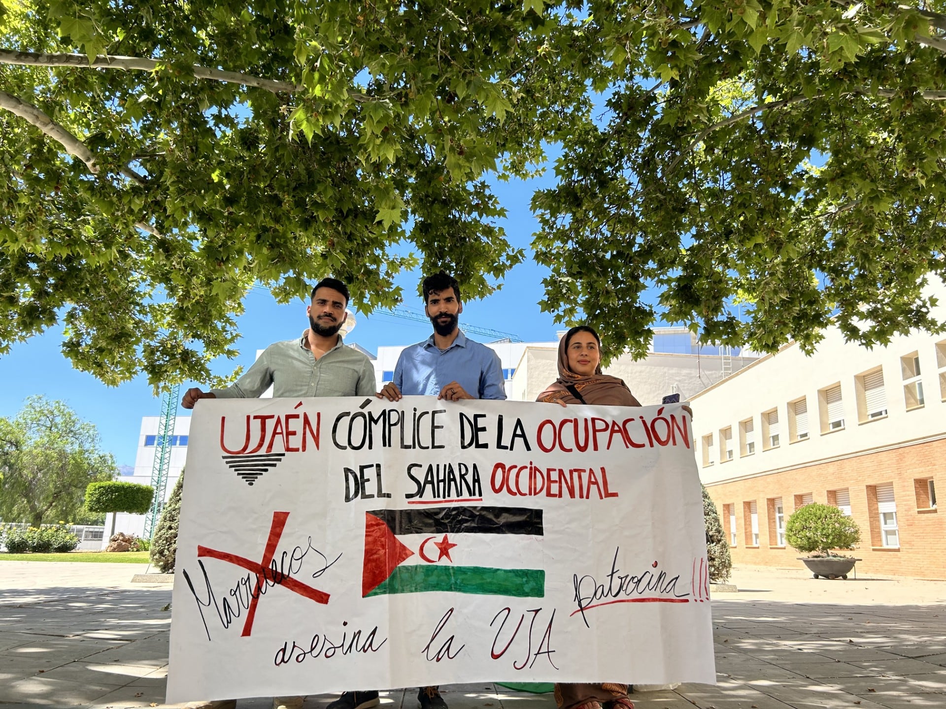 Participantes en la protesta frente al rectorado de la UJA.