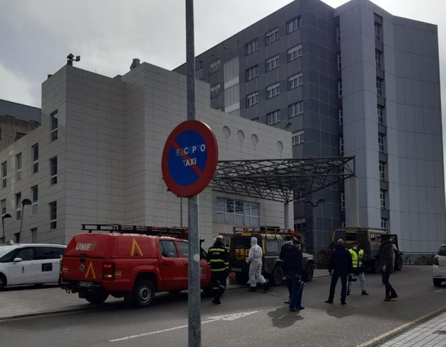 Los efectivos de la UME en la entrada del Hospital de Cabueñes.