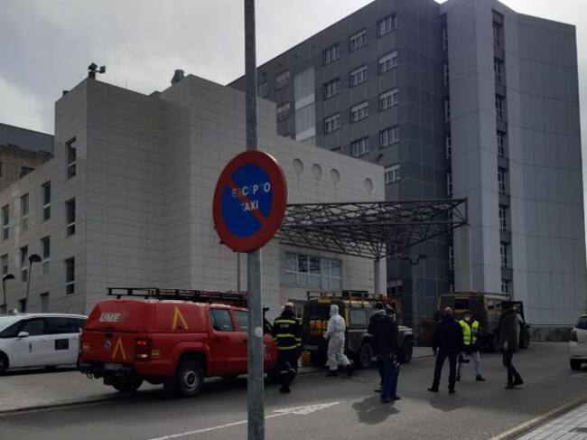 Los efectivos de la UME en la entrada del Hospital de Cabueñes.