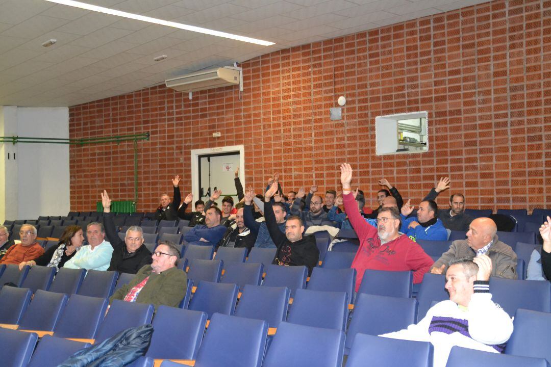Momento de la votación de la aprobación de las cuentas 2018-19.