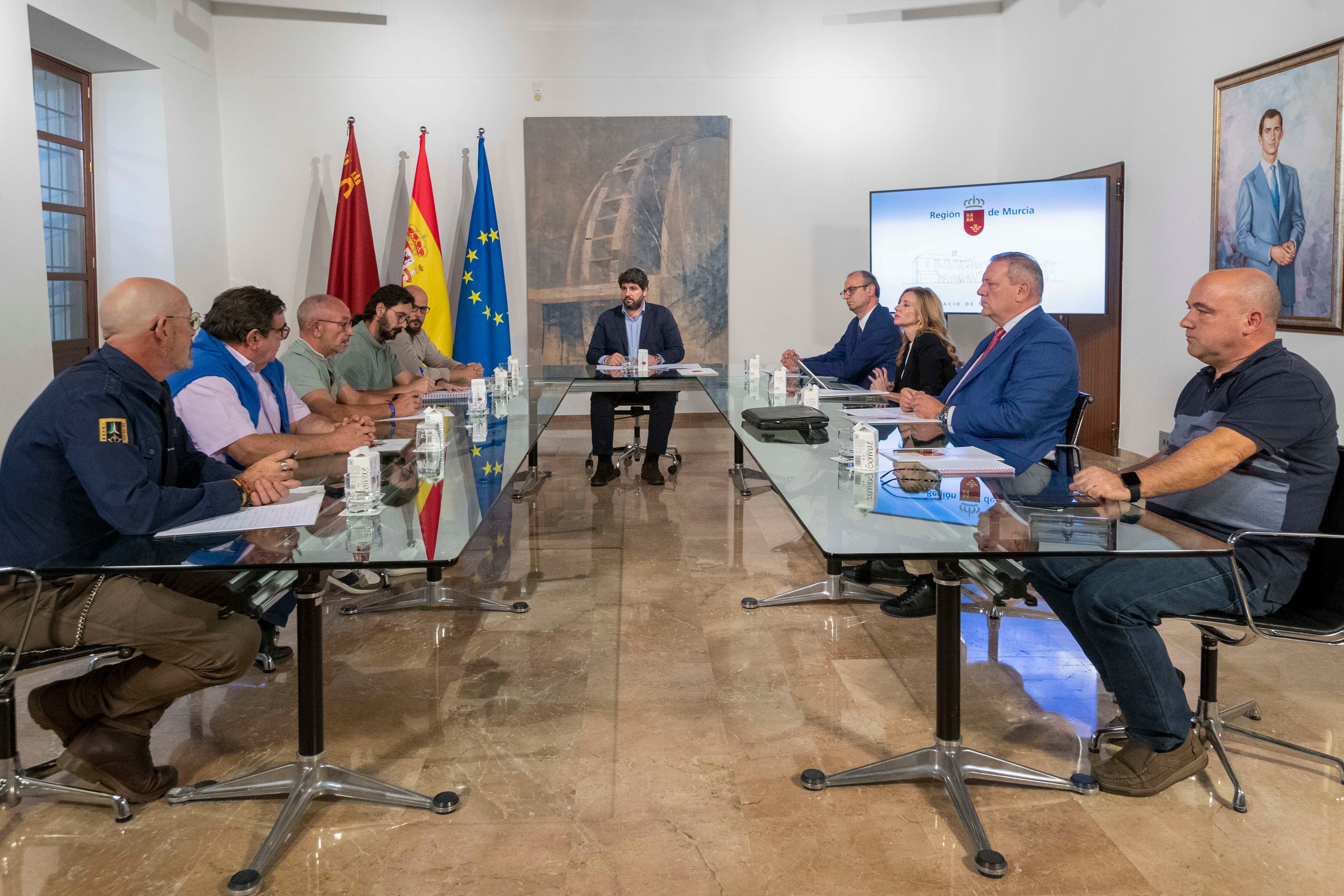 MURCIA, 25/10/2023.- El presidente de la Comunidad de Murcia Fernando López Miras (c), durante la reunión que ha mantenido con los miembros del comité de empresa de policarbonatos Sabic, este miércoles en el Palacio de San Esteban. EFE/Marcial Guillén
