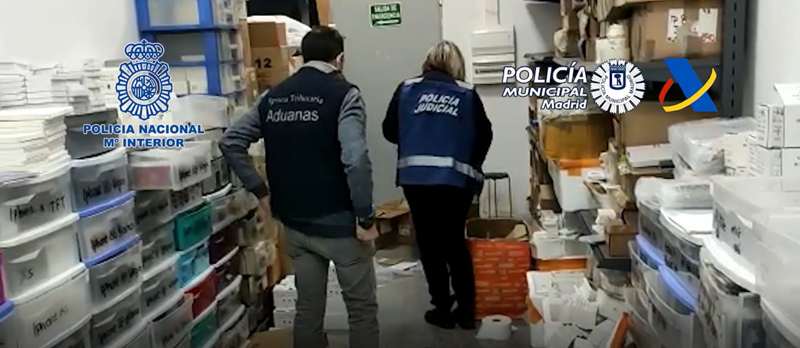 Agentes de Policía Nacional, de Madrid y miembros de Vigilancia Aduanera de la Agencia Tributaria durante la operación Biloba en Fuenlabrada.