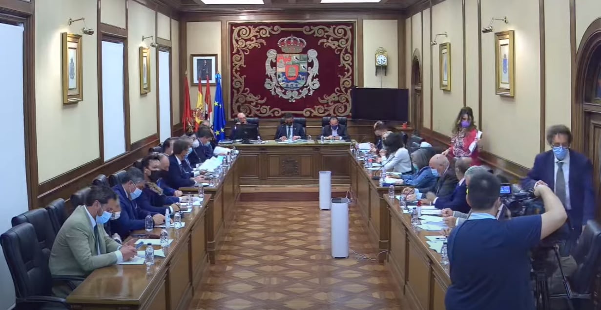 Momento en el que dos diputados del PSOE se ausentan del pleno de la Diputación