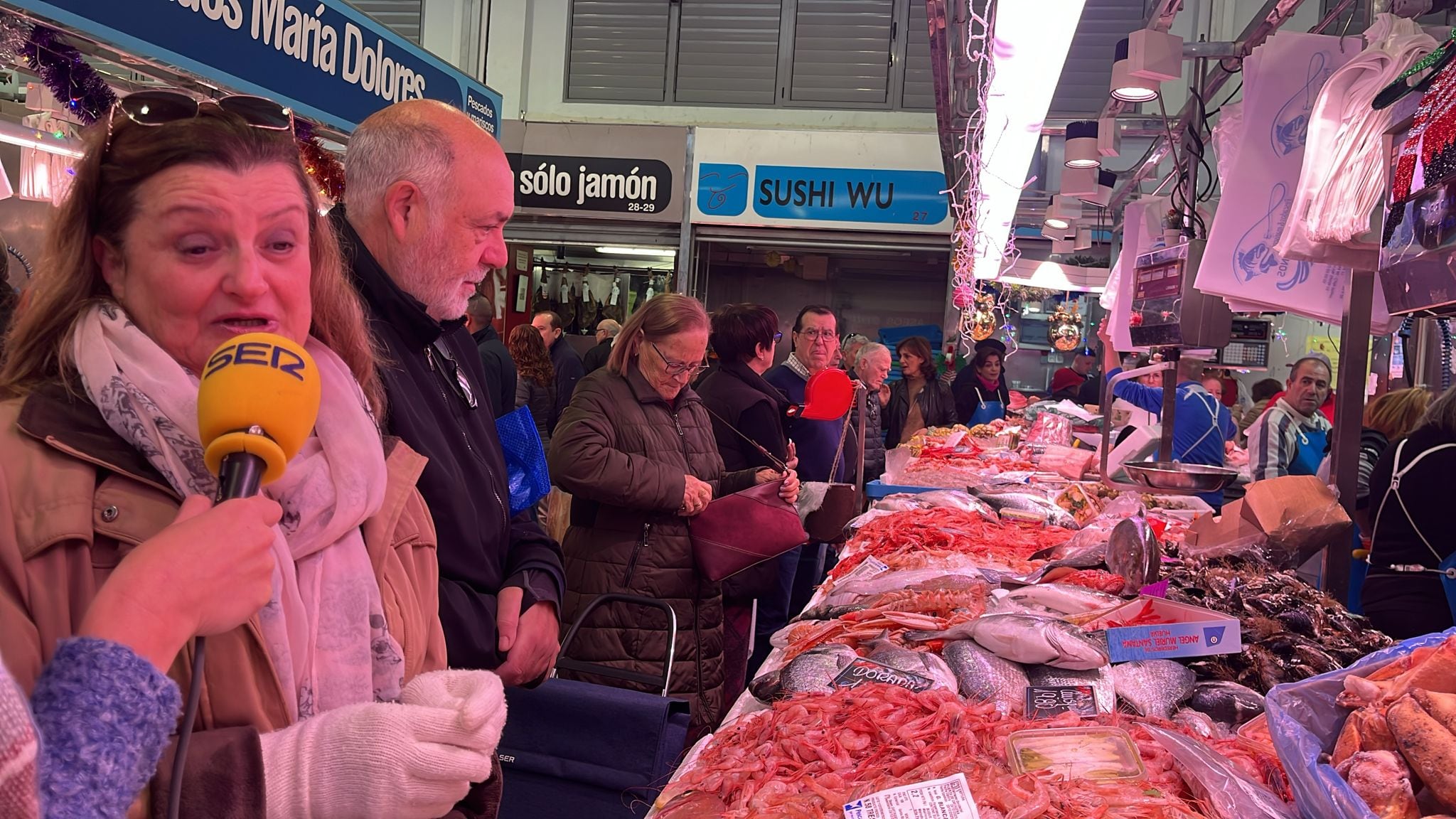 El mercado de Santa Florentina bulle en Nochebuena con miles de cartageneros en busca del mejor marisco