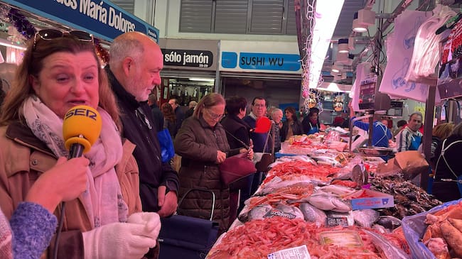 El mercado de Santa Florentina bulle en Nochebuena con miles de cartageneros en busca del mejor marisco