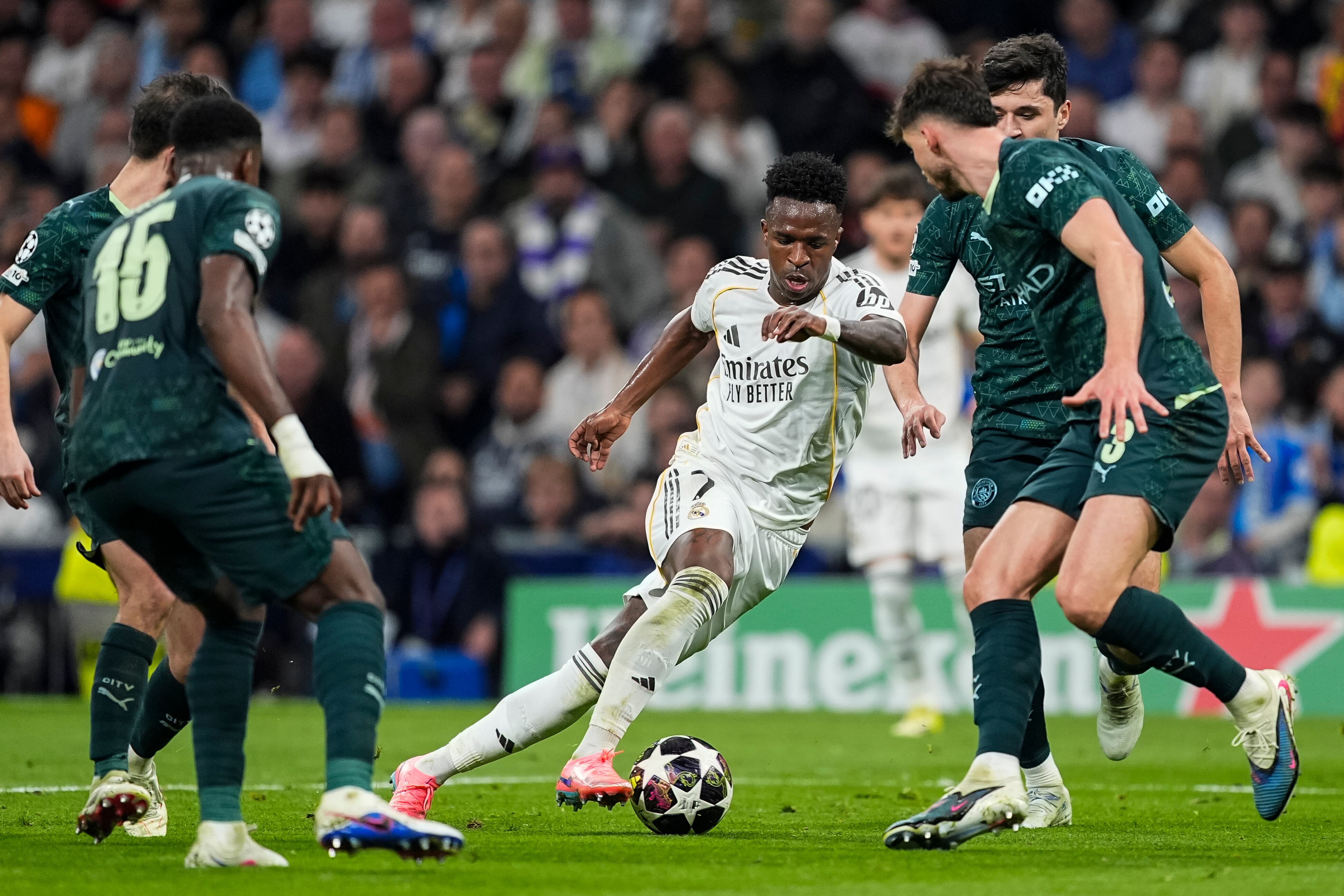 Vinicius Junior intenta regatear a varios defensas del Manchester City