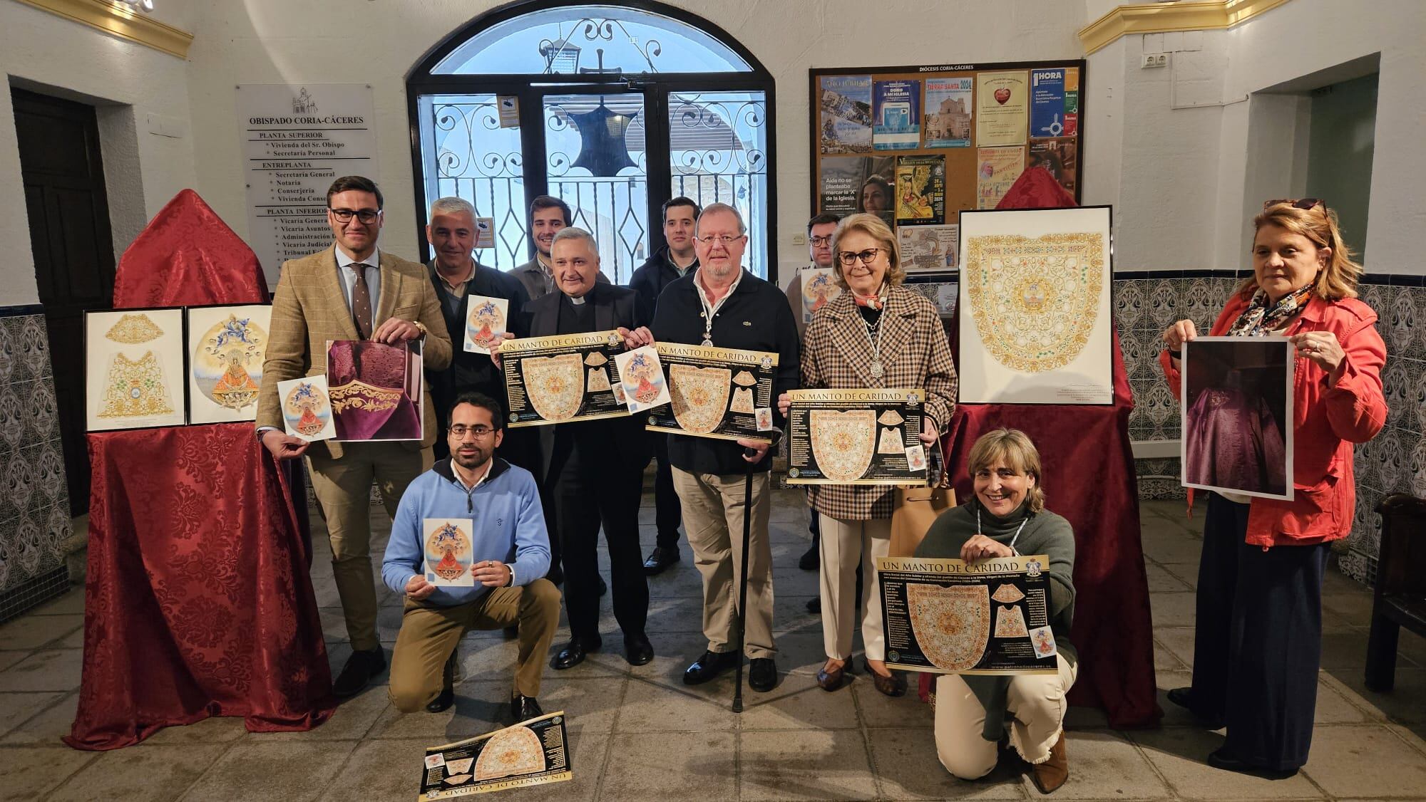 La Junta de Gobierno de la Cofradía Virgen de la Montaña de Cáceres durante la presentación de la obra social.