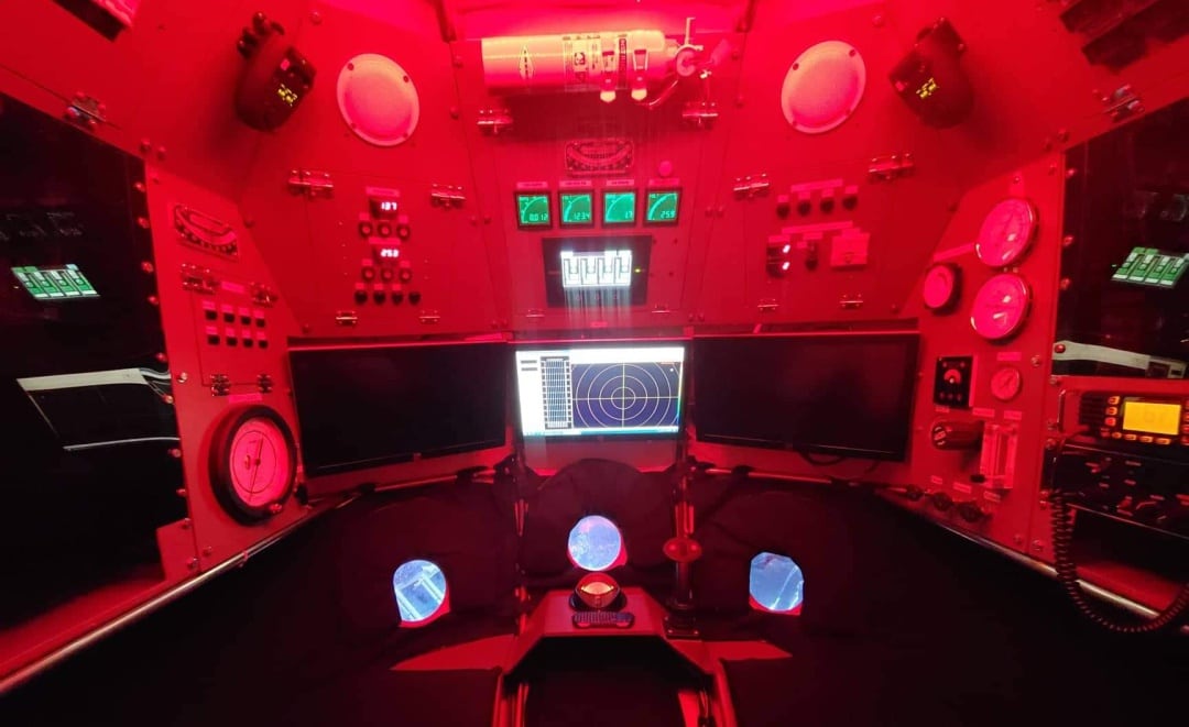 Interior de la cabina del submarino privado Piscis VI que el presidente del Cabildo de Tenerife, Pedro Martín, ha sugerido como posible alternativa al barco equipado con un sónar Ángeles Alvariño