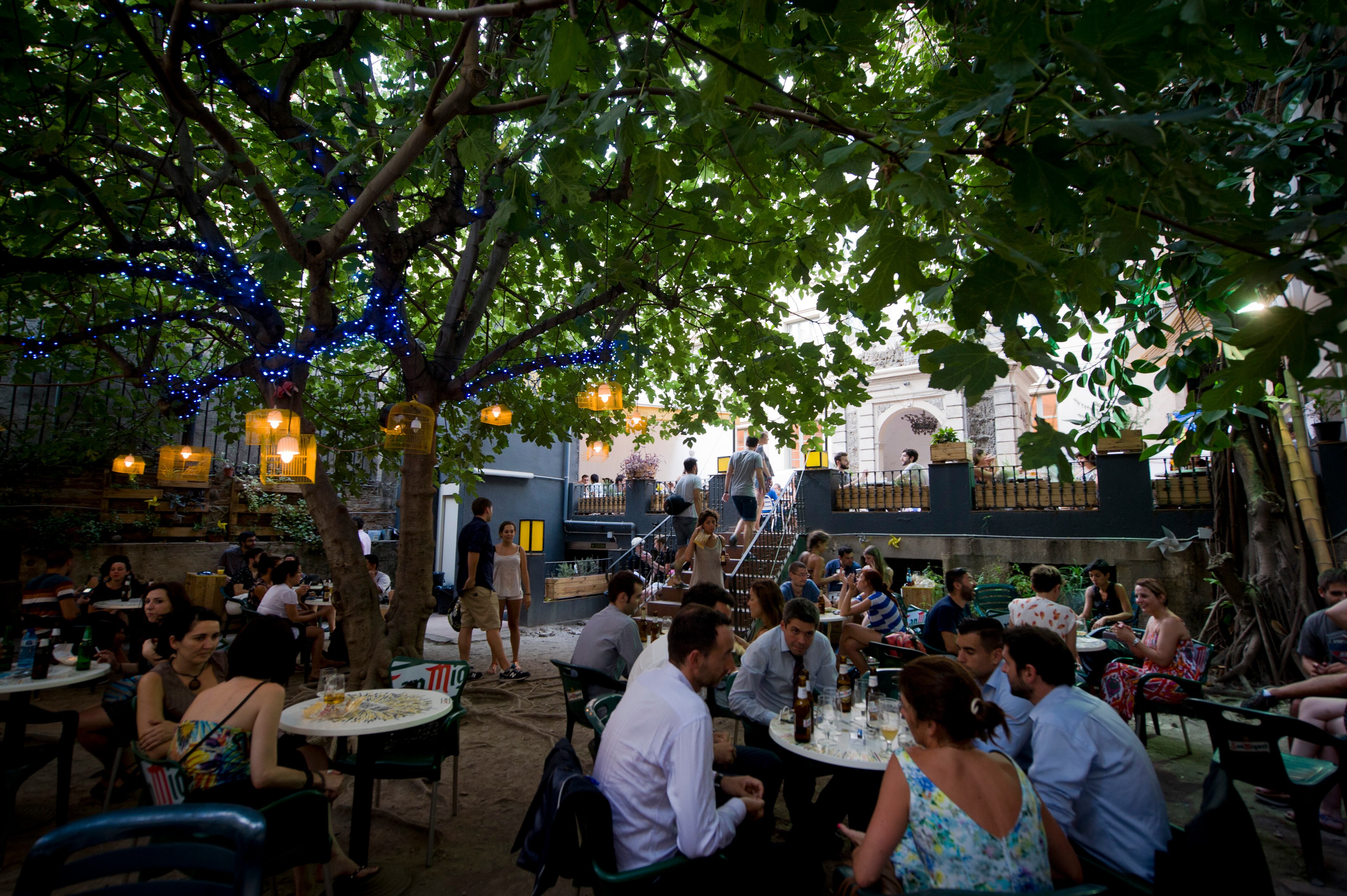 La terraza del bar del Antic Teatre en la desescalada, en Barcelona.