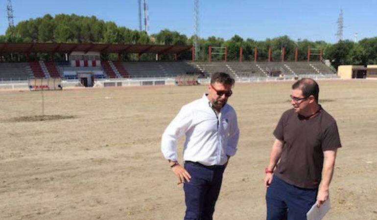 El concejal de Deportes sobre el terreno de juego