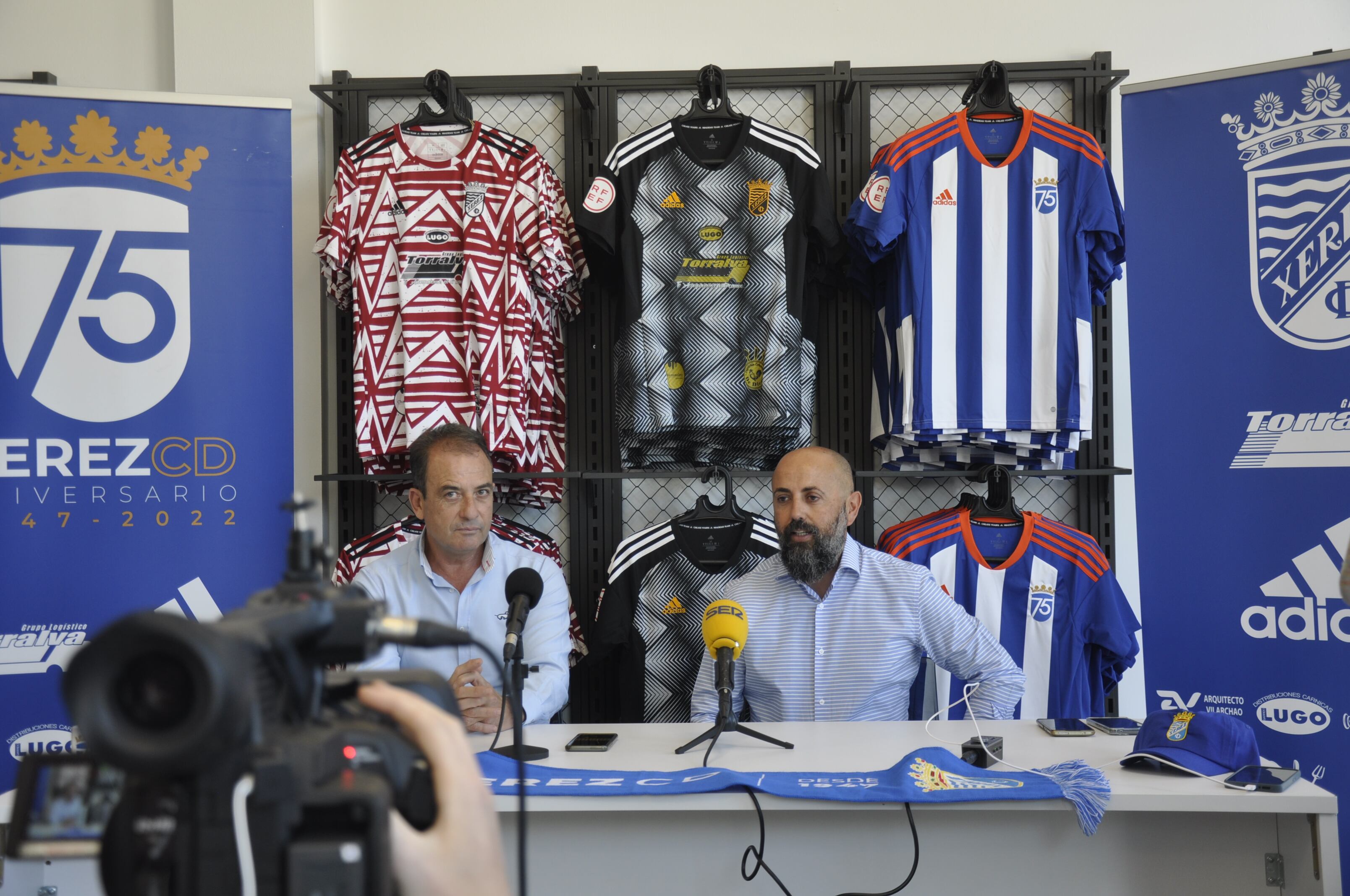 Miguel Ángel Rondán junto al  presidente del Xerez CD, Juan Luis Gil