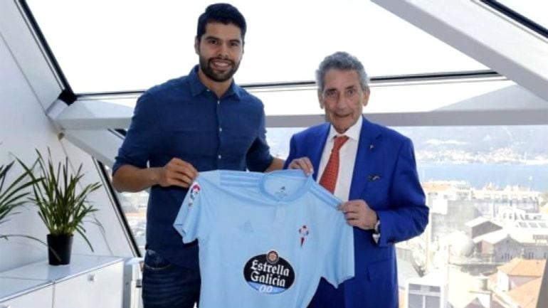 Néstor Araújo junto al presidente del Celta Carlos Mouriño