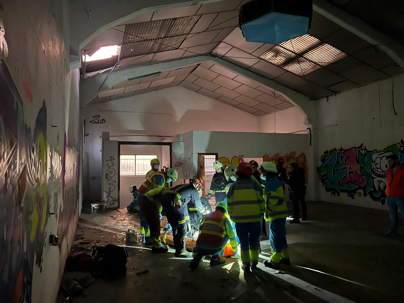 Summa 112 y Bomberos de la Comunidad de Madrid atienden al hombre herido tras caer de un tejado en Leganés.