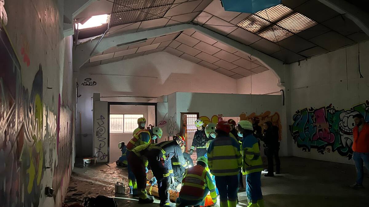 El hombre que se precipitó desde 6 metros de altura de un tejado de una nave en Leganés permanece ingresado muy grave