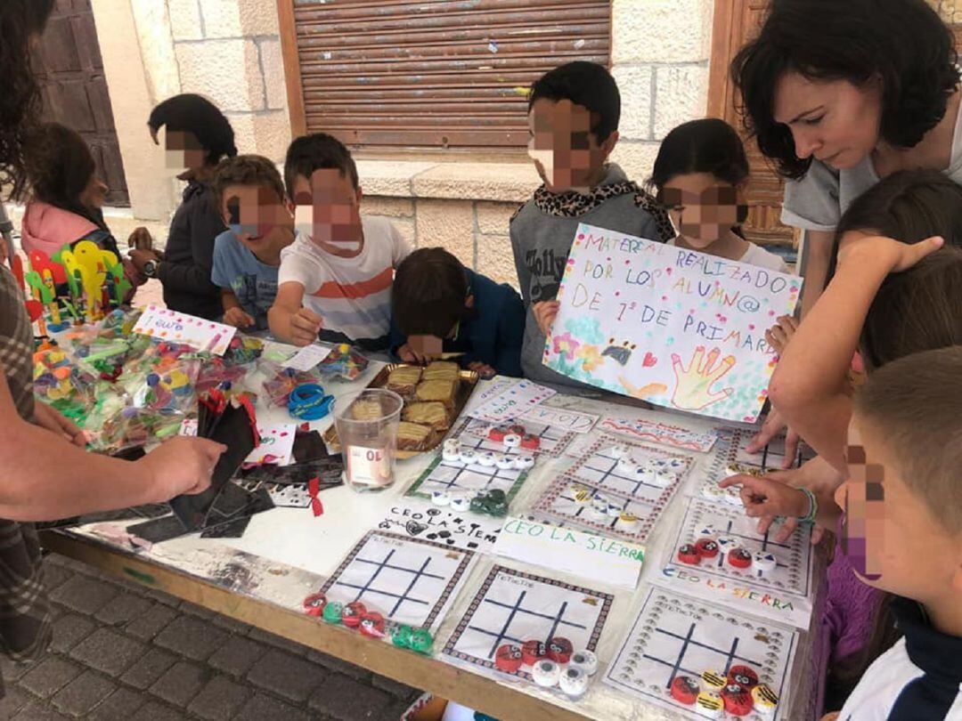 Los alumnos del colegio han elaborando diferentes materiales que posteriormente han sido puestos a la venta en la Plaza Mayor del municipio 