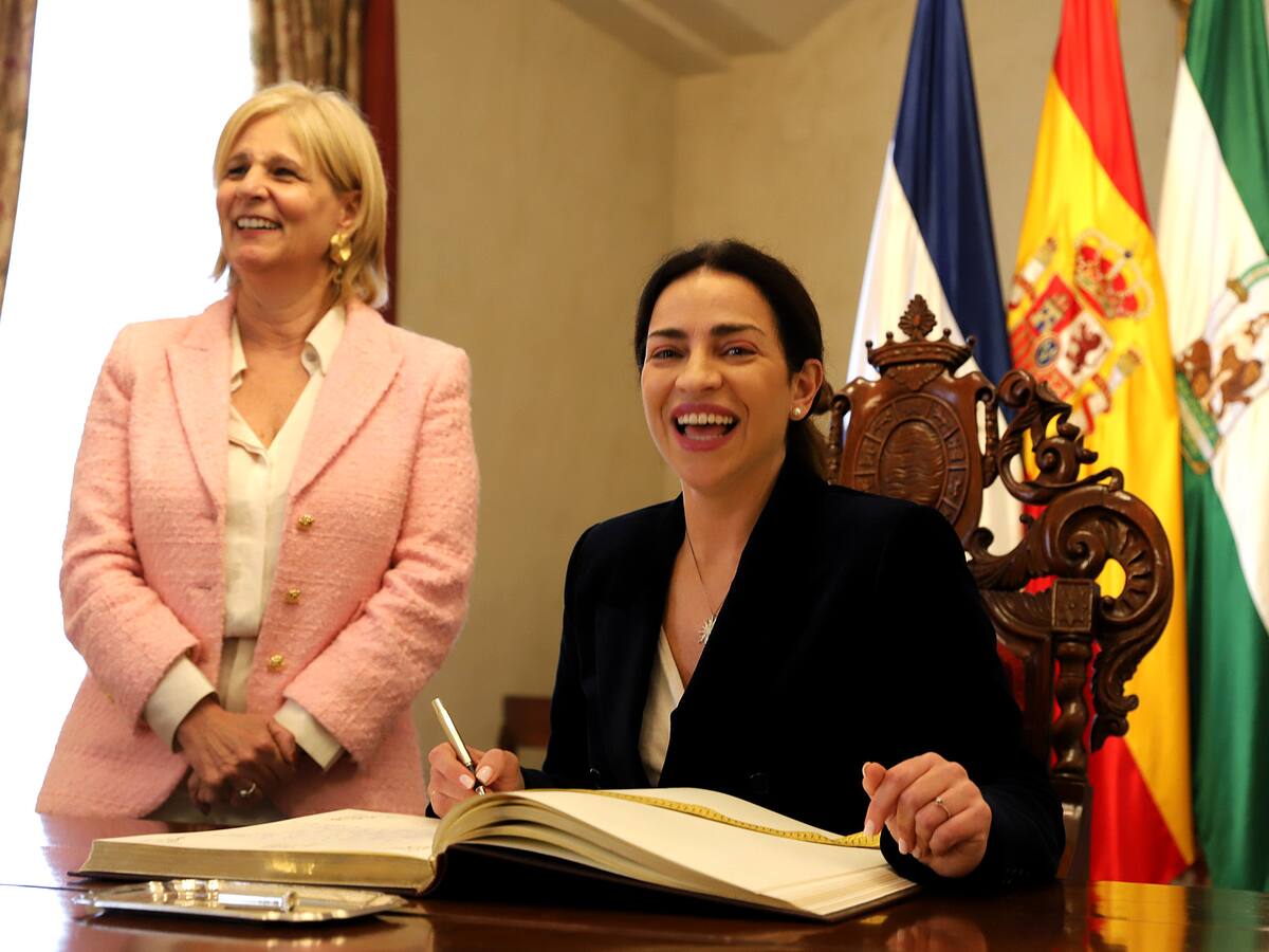 Lala Prieto firma en el Libro de Honor antes de subirse a las tablas del Villamarta