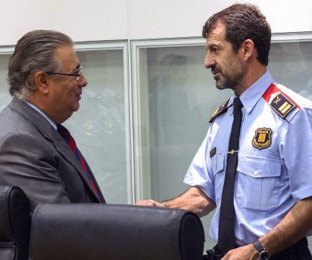 Fotografia compartida por Ministerio del Interior del ministro Juan Ignacio Zoido junto al nuevo mayor de los Mossos, Ferrán López.