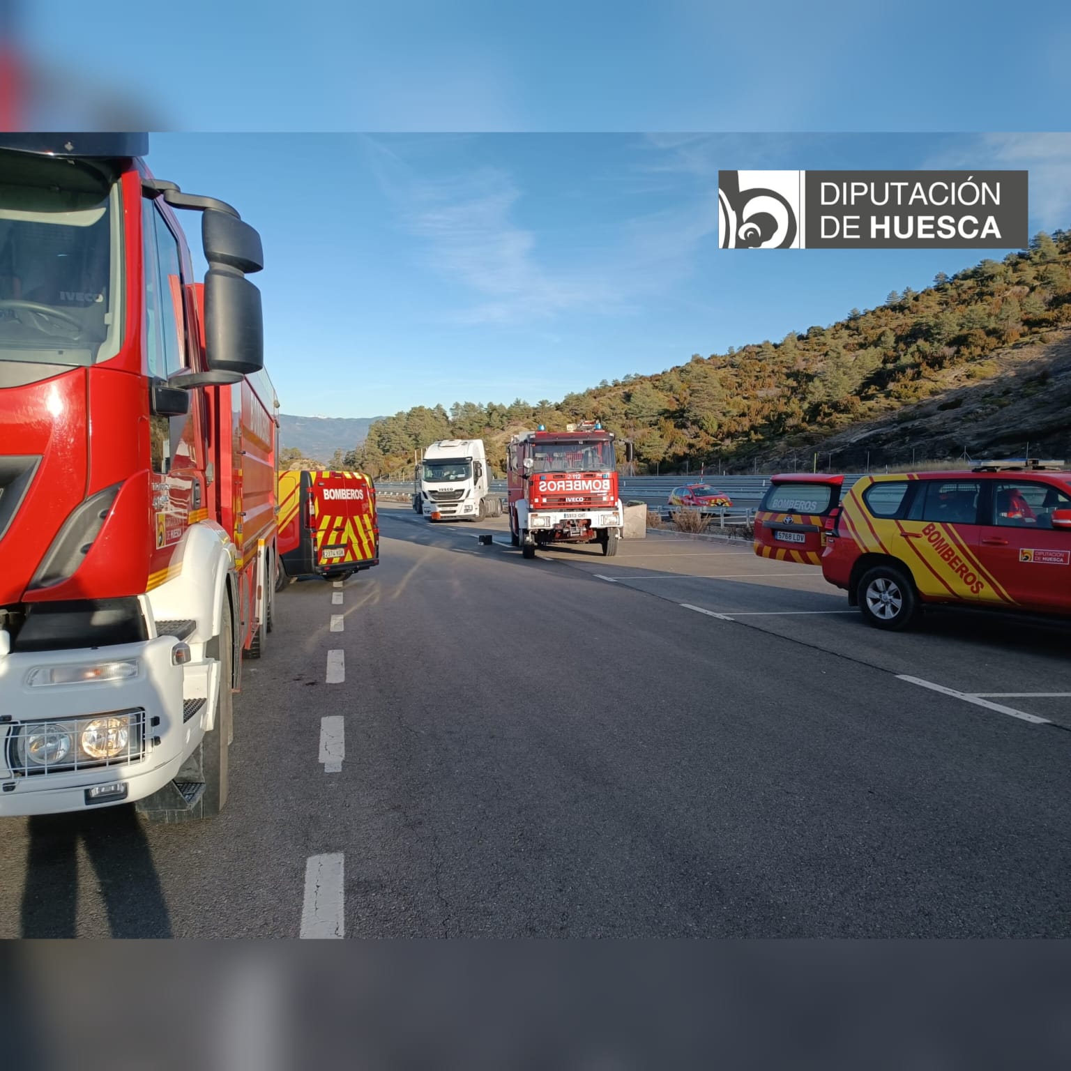 Momento de la actuación llevada a cabo por los  bomberos, con el camión afectado al fondo