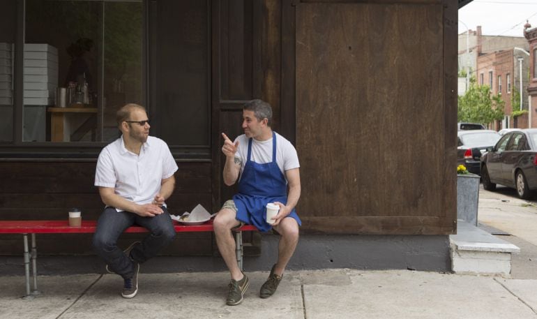 Steven Cook y Mike Solomonov (derecha), socios fundadores del grupo de restaurantes CookNSolo, con sede en Philadelphia (EE UU).