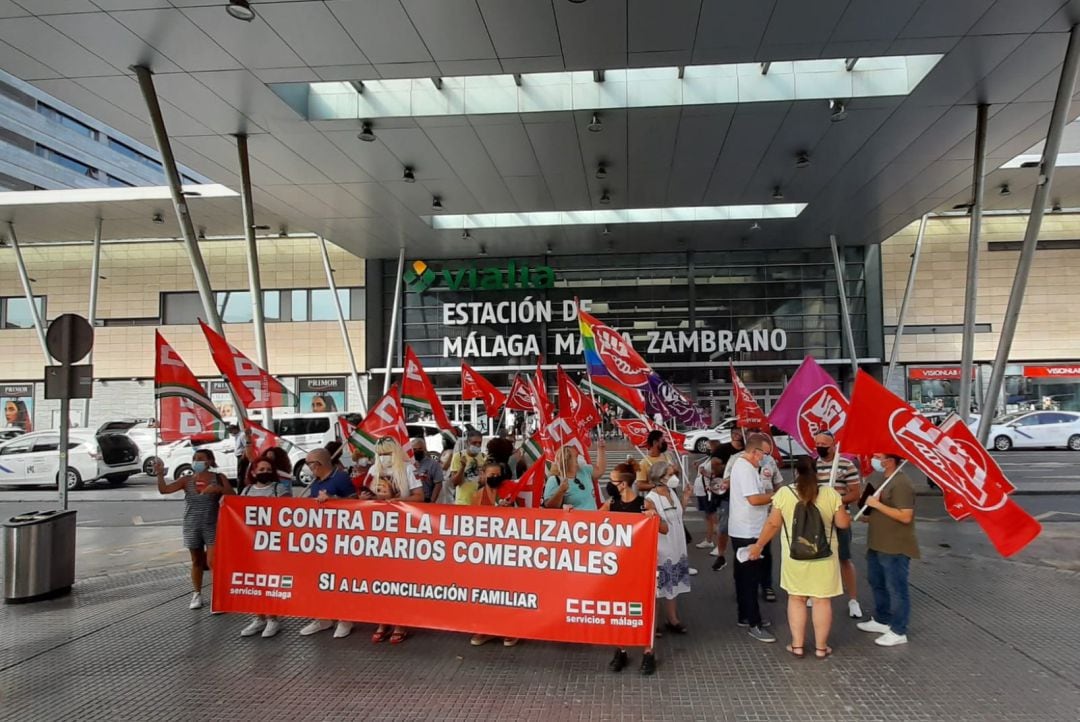 Sindicatos UGT y CCOO en protesta contra la nueva ZGAT frente al centro comercial Vialia